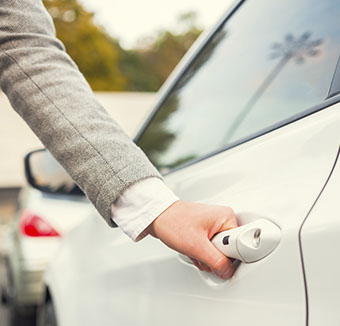 Persona abriendo puerta de un coche